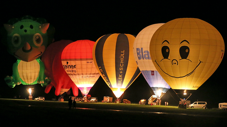 Eindrückliches Highlight: Zu moderner Musik leuchten die Ballone während des Night-Glow rhythmisch auf. (Bild: Max Pflüger)