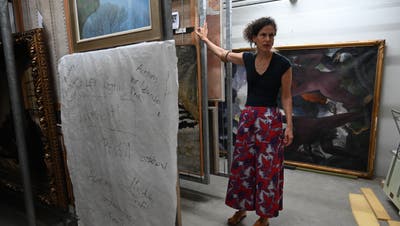 Kuratorin und stellvertretende Direktorin des Kunstmuseums Olten, Katja Herlach, weist im Gemälde-Depot-Keller auf die prekären Platzverhältnisse  und auf den schlechten Gebäudezustand hin. (Denise Donatsch)