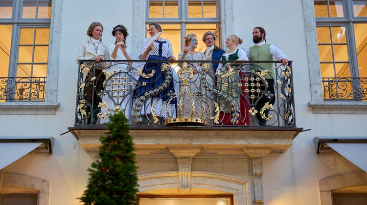 Barocke Gestalten auf dem Balkon der Couronne. (José R. Martinez / Solothurner Zeitung)