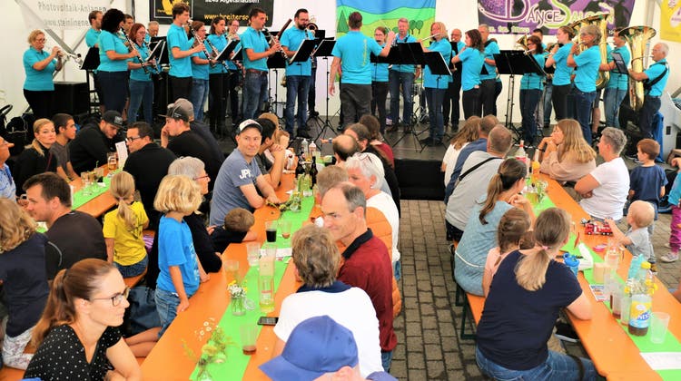 Nach zweijährigem pandemiebedingtem Unterbruch: Die Musikgesellschaft Uzwil-Henau gab am Samstag ein Konzert im Festzelt. (Bild: Josef Bischof)