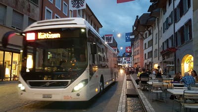 Die Busse an der Metzergasse werden vor allem abends von Passanten eher als lästig empfunden. (Nadja Rohner)