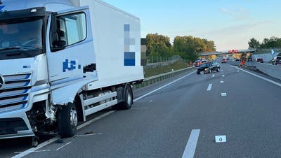 Dieser Unfall auf der A51 bei Winkel führte am Montagmorgen zu erheblichen Verkehrsbehinderungen. (Kapo ZH)