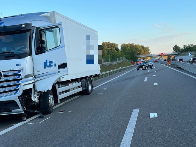 Dieser Unfall auf der A51 bei Winkel führte am Montagmorgen zu erheblichen Verkehrsbehinderungen.