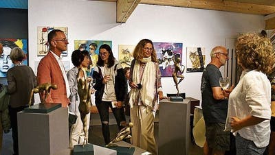 Acht Künstlerinnnen und vier Künstler präsentierten ihre facettenreichen Werke. Die Zuschauerinnen und Zuschauer benötigten etwas Zeit, bis sie sich in der Galerie zurechtgefunden hatten. (Bild: PD)