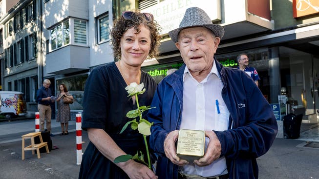 Bei der Setzung des Gedenksteins für seine Mutter war Claude Hirsch ebenfalls anwesend. Auf dem Bild mit Danielle Kaufmann, Grossrätin und Mitglied im Verein Stolpersteine Basel. 