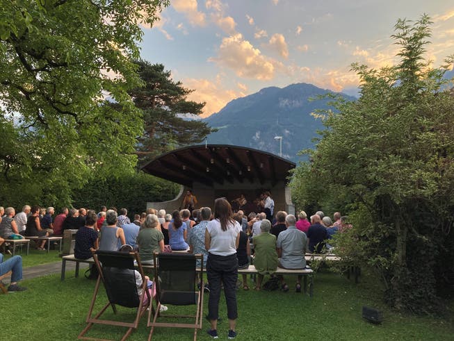 Einzigartige Atmosphäre beim Open-Air-Konzert von «Schäbyschigg» im Garten beim «Haus der Musik» in Altdorf.