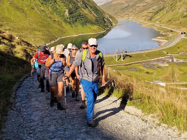 Pilgergruppe beim Aufstieg zum Pass Tiaram, im Hintergrund der Oberalpsee.