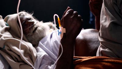 Vor allem in ärmeren Ländern sterben jedes Jahr viele Menschen an Infektionskrankheiten. Im Bild ein Tuberkulose-Patient in Indien bei der Behandlung. (Keystone)