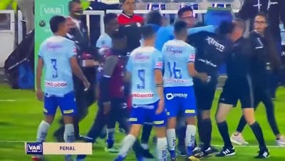 Schiri pfeift Penalty und wird verprügelt: Fussballspiel in Ecuador eskaliert