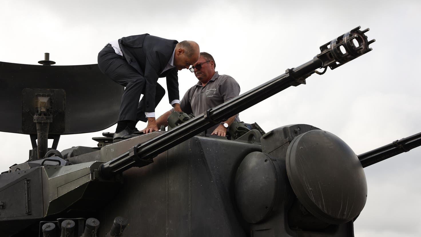 Der deutsche Kanzler Olaf Scholz besteigt einen Gepard-Panzer. Deutschland macht mächtig Druck, weil es Munition aus Schweizer Produktion der Ukraine weitergeben möchte. (Morris Macmatzen / Pool / EPA)