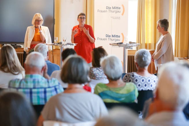 AHV-Reform und deren Auswirkungen auf die Frauen. Podium mit NR Ruth Humbel (Mitte, Aargau, pro) links und NR Barbara Gysi (SP, St.Gallen, contra).