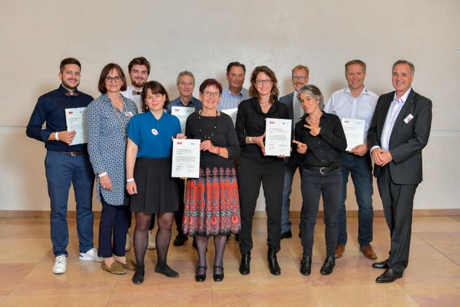 Die stolzen Preisträgerinnen und Preisträger 2021 mit Regierungsrat Andreas Hostettler und Vertretern von Benevol Zug.