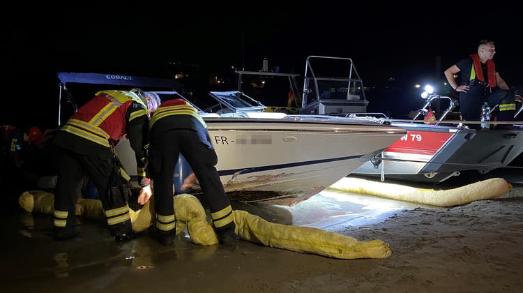 Rettungskräfte bergen das verunfallte Boot. (Kapo AG)