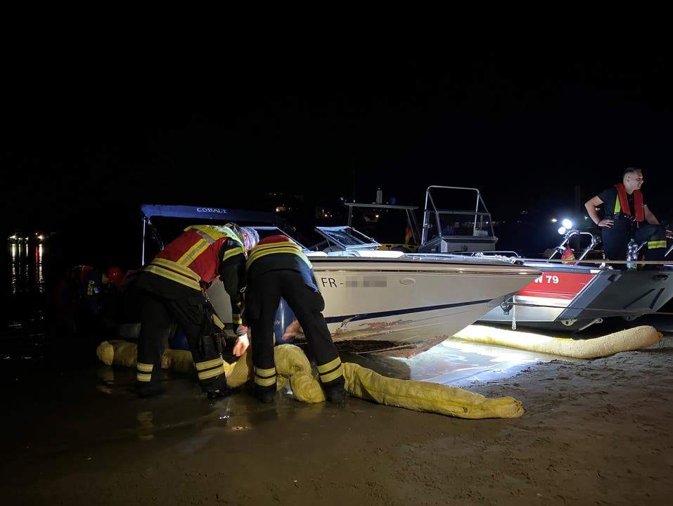 Rheinfelden, 25. August: Ein Sportboot aus Deutschland fährt auf dem Rhein gegen eine Mauer und kentert. Eine Frau kommt dabei ums Leben. Auf dem Bild bergen Rettungskräfte das verunfallte Boot.