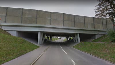 Hier, auf der Verbindung von Niederlenz nach Lenzburg, sollen Radfahrende statt des bestehenden Radwegs (links) neu den höher gelegenen Gehweg (rechts) unter der Autobahn nutzen. (Screenshot Google Maps)
