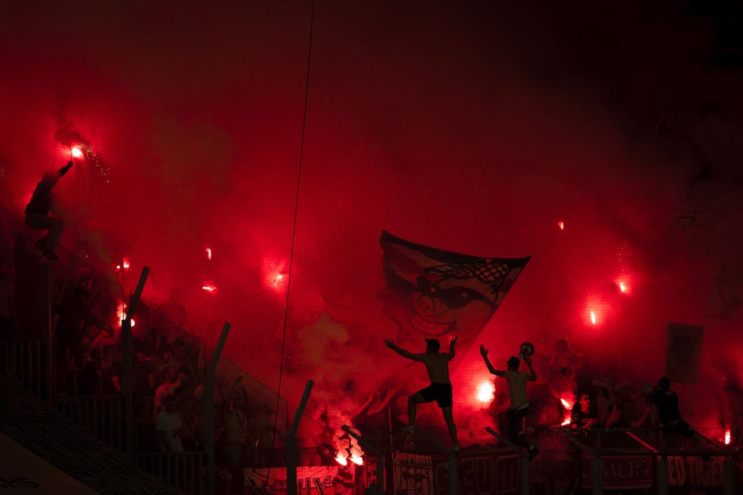 Im Gegensatz zu ihrer Mannschaft zünden die Fans des FC Sion ein Feuerwerk.