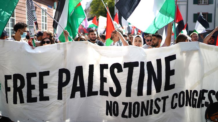 Mit Transparenten, Palästina-Flaggen, Musik und vielen Rufen wird am Sonntag gegen den Zionistenkongress in Basel demonstriert. (Roland Schmid)