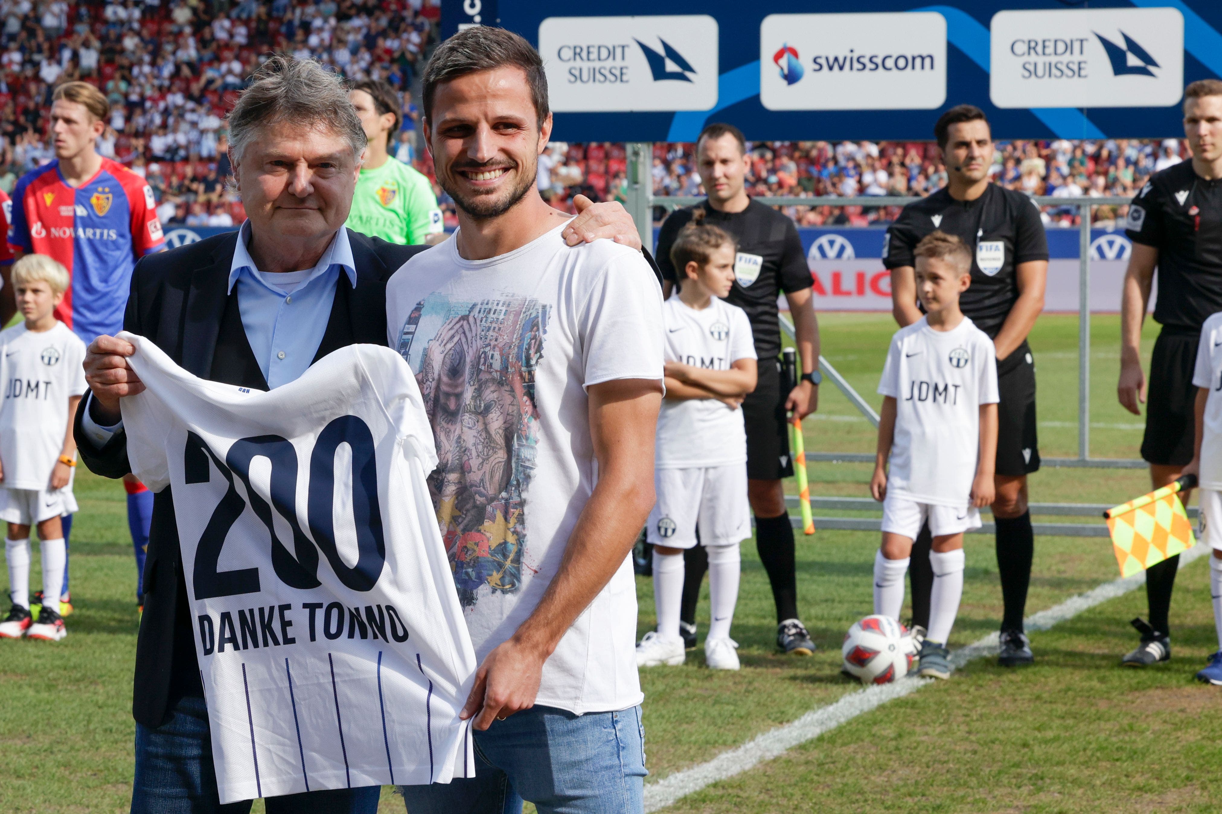 Präsident Ancillo Canepa ehrt vor dem Spiel den heute verletzt ausfallenden Antonio Marchesano für 200 Spiele für den FCZ.