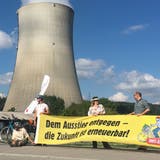 Klare Botschaft vor dem KKG in Däniken: Die Teilnehmenden der Velo-Demo fordern den Ausstieg aus der Atom-Technologie und ein Abschaltdatum für die Schweizer Atomkraftwerke. (zvg)