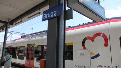 Das Umsteigen – hier am Bahnhof Brugg – ist für einige Menschen ein Hindernis, den öffentlichen Verkehr zu nutzen. (Claudia Meier)