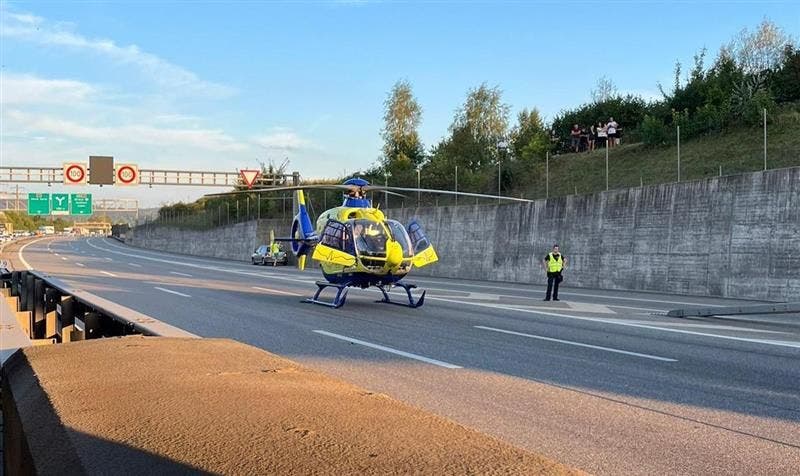 Eine Frau wurde verletzt und mit dem Rettungshelikopter ins Spital geflogen.