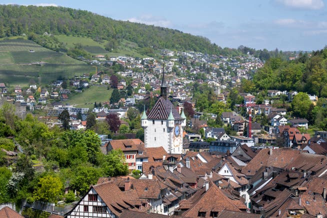 Blick auf den Badener Stadtturm, vorne die Altstadt von Baden, hinten Ennetbaden: In beiden Gemeinden stiegen die Immobilienpreise enorm in den vergangenen Jahren. 