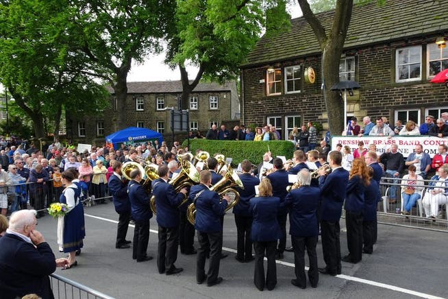 Die Brassband Harmonie Neuenkirch am «Whit Friday» 2017 in der Region Saddleworth.