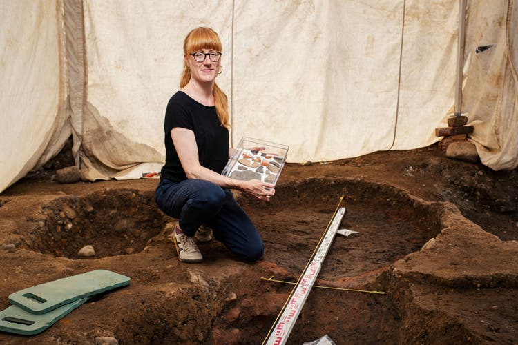 Angela Bucher, wissenschaftliche Mitarbeiterin bei der Kantonsarchäologie Luzern, zeigt Keramikscherben in der Ausgrabungsstätte in Sursee.