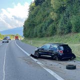 Ein Auto landete auf dem Pannenstreifen ... (Bild: Luzerner Polizei)