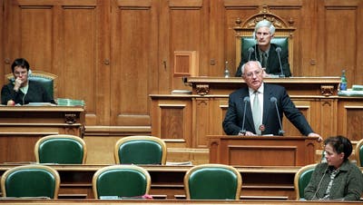 Gorbatschow bei seiner Rede im Bundeshaus, dahinter der damalige Nationalratspräsident Peter Hess. (Keystone)