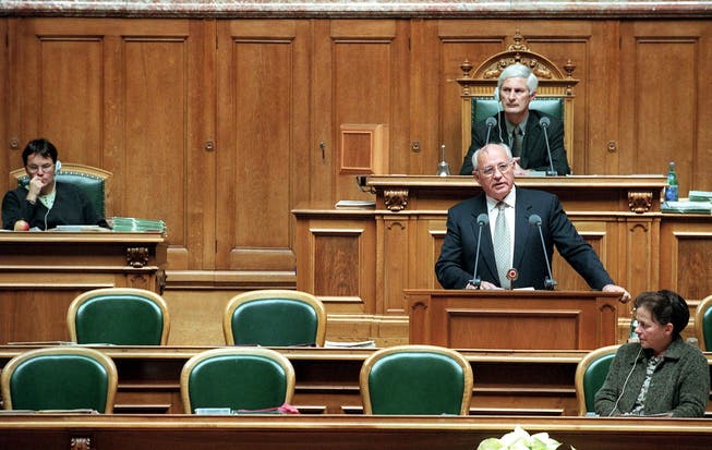 Gorbatschow bei seiner Rede im Bundeshaus, dahinter der damalige Nationalratspräsident Peter Hess.