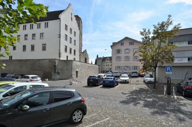 Auf dem Baufeld gegenüber der Schlossmauer, wo heute noch Autos parkiert sind, plant die ZIK Immo AG ein Hotel.