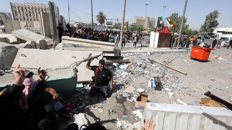 Schiitische Kämpfer in Bagdad: Der Irak versinkt in einer Welle der Gewalt. (Ahmed Jalil / EPA)