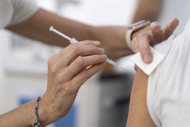 Pflegepersonal impft einen Impfstoff gegen Corona.