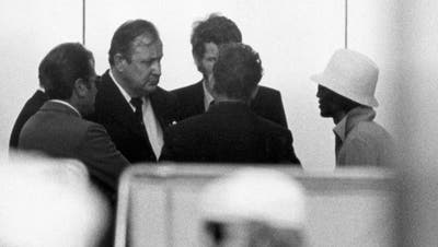 Der Anführer der Terrorgruppe, der sich selbst «Issa» nannte, verhandelt vor dem israelischen Teamquartier mit Offiziellen. Einer von ihnen war der damalige Innenminister und spätere Aussenminister Hans-Dietrich Genscher (zweiter von links). (keystone/05.09.1972)