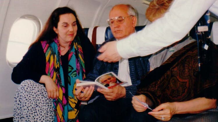 Trudi von Fellenberg-Bitzi mit Michail und Raissa Gorbatschow 1989 an Bord einer Crossair-Maschine. (Crosstalk/PD)