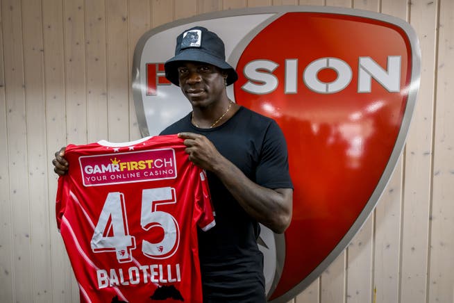 Mario Balotelli präsentiert sich mit seinem neuen Sion-Trikot mit der Rückennummer 45.