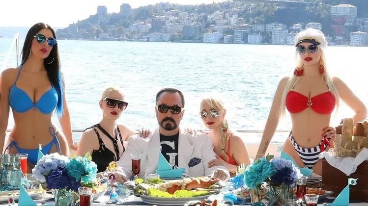 Sektenführer Adnan Oktar inszenierte sich als türkischer Playboy. (A9 TV)