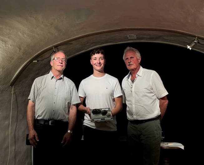 Heinz Keller, Präsident des Rotary Clubs Neckertal, Preisträger Remo Forrer sowie Heinz Fluck, Mitglied des Rotary Clubs (von links).