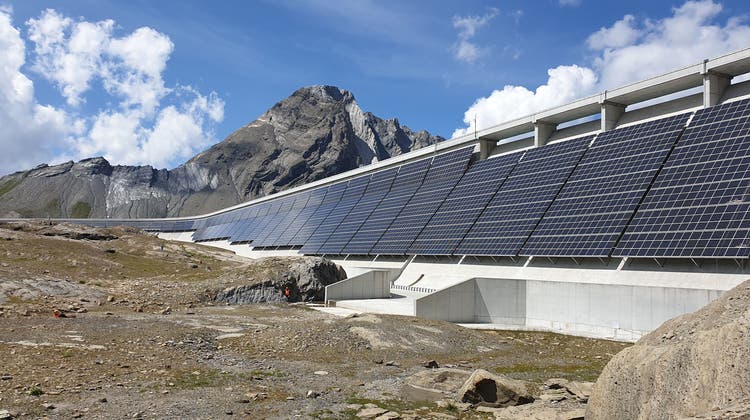 Auf der Muttsee-Staumauer ist nun die grösste alpine Solaranlage der Schweiz in Betrieb. (zvg)