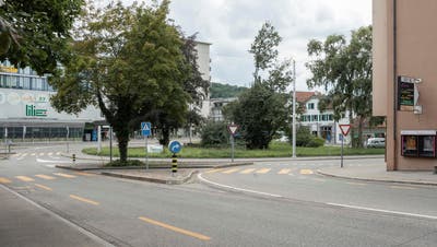 Die Engstringerstrasse bei der Einmündung in die Ringstrasse im Schlieremer Zentrum mit Blick nach Südwesten im Jahr 2005. (zvg)