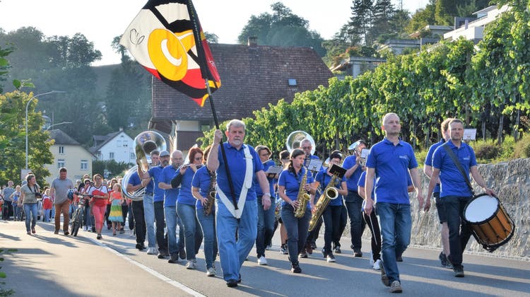 Auftakt zum Dorffest Biberstein 2023: Mit Marschmusik geht es zum Festplatz bei der Badiwiese. (mhu)