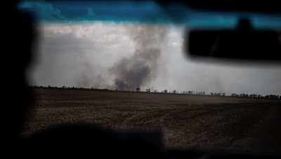 Rauchwolken an der Front zwischen Mikolajew und Cherson: Für Frontalangriffe fehlen den Ukrainern die nötigen militärischen Mittel. (Bild: afp/Getty)