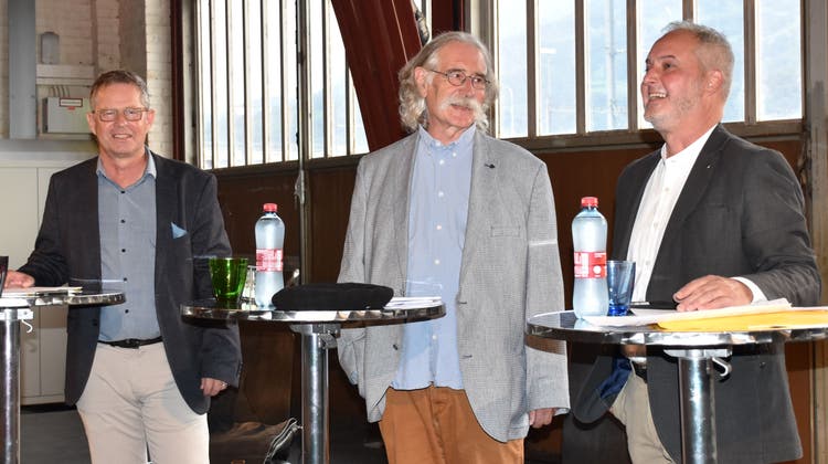 Die Kandidaten der Findungskommission, Diego Forrer (links) und Rolf Pfeiffer (rechts), stellten sich am Mittwochabend in der Lokremise den Fragen des Moderators Kuno Bont. (Bild: Alexandra Gächter)