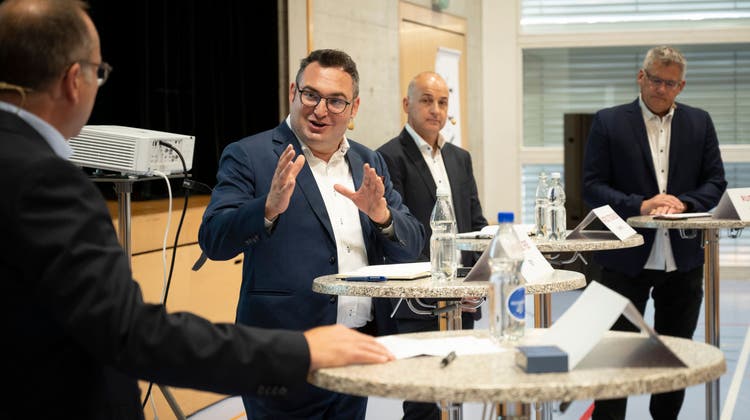 Diskutieren über die Zukunft der Gemeinde Rorschacherberg: Moderator Daniel Wirth, FDP-Kandidat Raphael Frei, Mitte-Kandidat Patrick Trochsler und Moderator Rudolf Hirtl (von links). (Bild: Ralph Ribi)