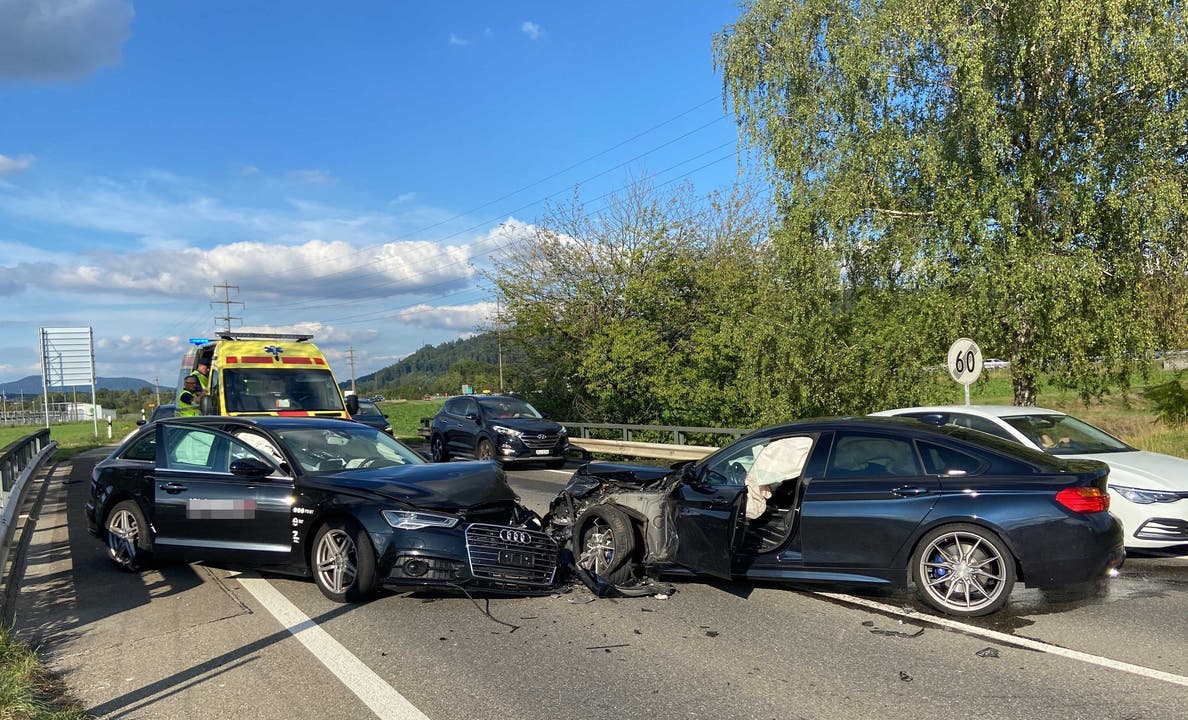 Kölliken, 1. September: Ein 26-Jähriger BMW-Fahrer geriet auf die Gegenfahrbahn und kollidierte mit einem Audi. Der Fahrer gab an, ihm sei schwindlig geworden.