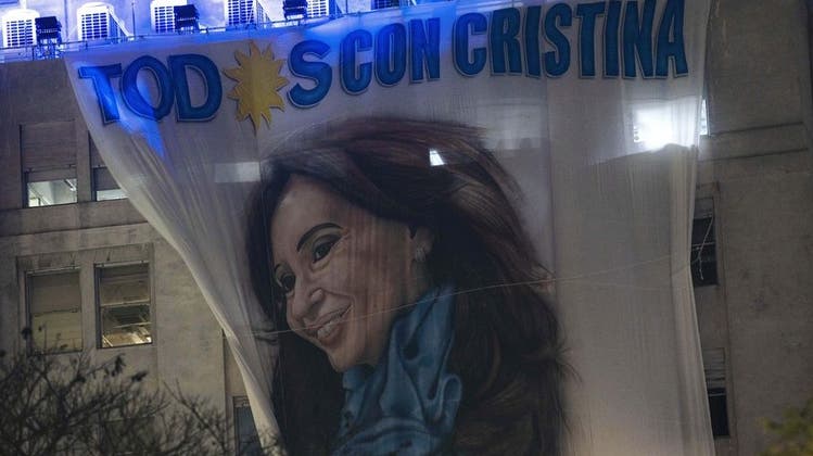 Hassfigur der Rechten und wegen Korruption angeklagt: Was hinter dem Anschlag auf Cristina Kirchner steckt