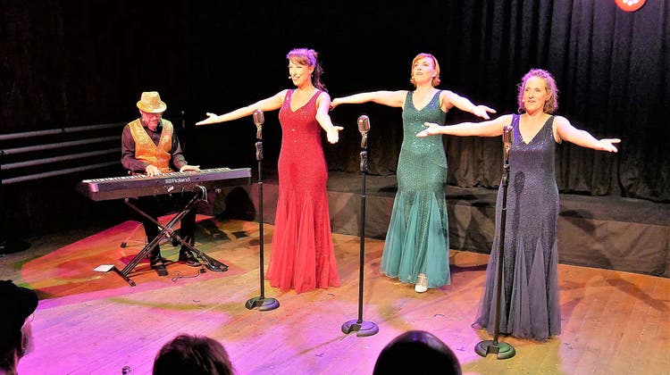 Das Gesangs- und Comedytrio Swinglisch (von links) mit Raya Sarontino, Christine Bitzer und Debbie Frank – begleitet vom Pianisten Beat Wurmet. (Bild: Primus Camenzind (Chäslager Stans, 2. September 2022))