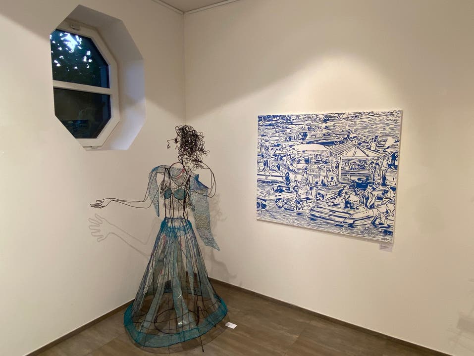Hier sehen wir links die Tanzende blau von Patricia Brunner und rechts davon das Werk «Street Parade auf dem Zürichsee» von Stefan Mino Bächler.