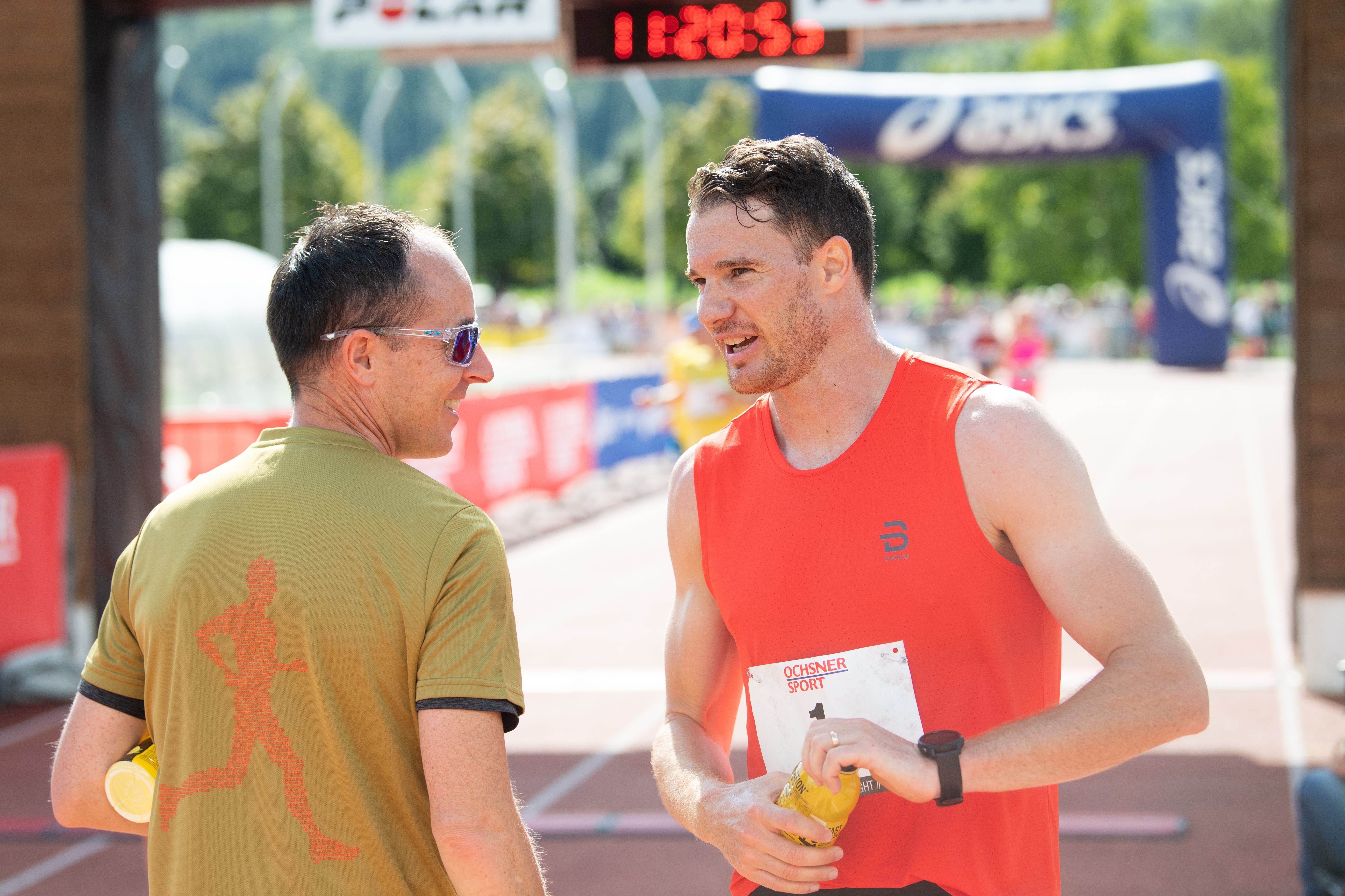 Viktor Röthlin und Dario Cologna, der den Halbmarathon auf dem 29. Platz beendet mit einer Zeit von 1:20.